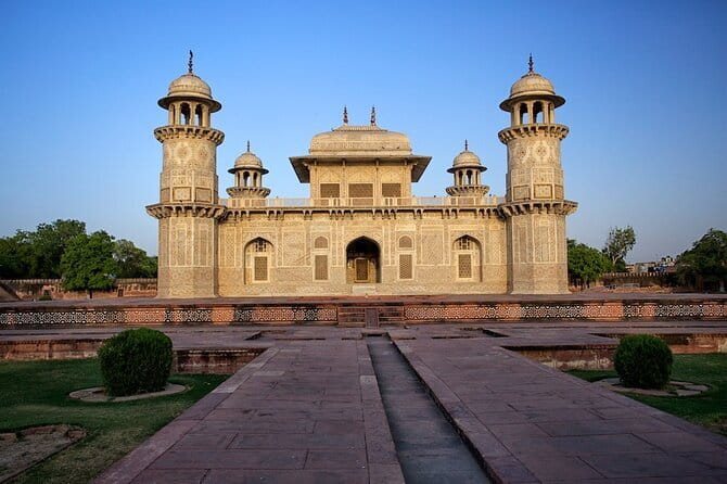 2 Days Taj Mahal Tour and Agra Tour by Car from Delhi - Day one: the road from Delhi to Agra