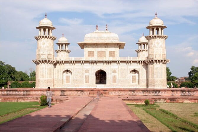 2 Days Tour of Agra (Taj Mahal) & Delhi City Tour - The three-and-a-half-hour drive from Delhi to Agra