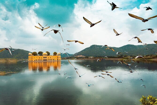 4 Days Luxury Golden Triangle Tour to Agra and Jaipur From Delhi - Day 3: Jaipur’s stepwell, palaces, and observatory