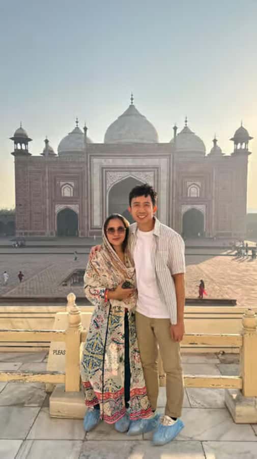 Agra: Taj Mahal Guided Tour with Fast Track Entry - Meeting the guide and getting the Taj Mahal story straight