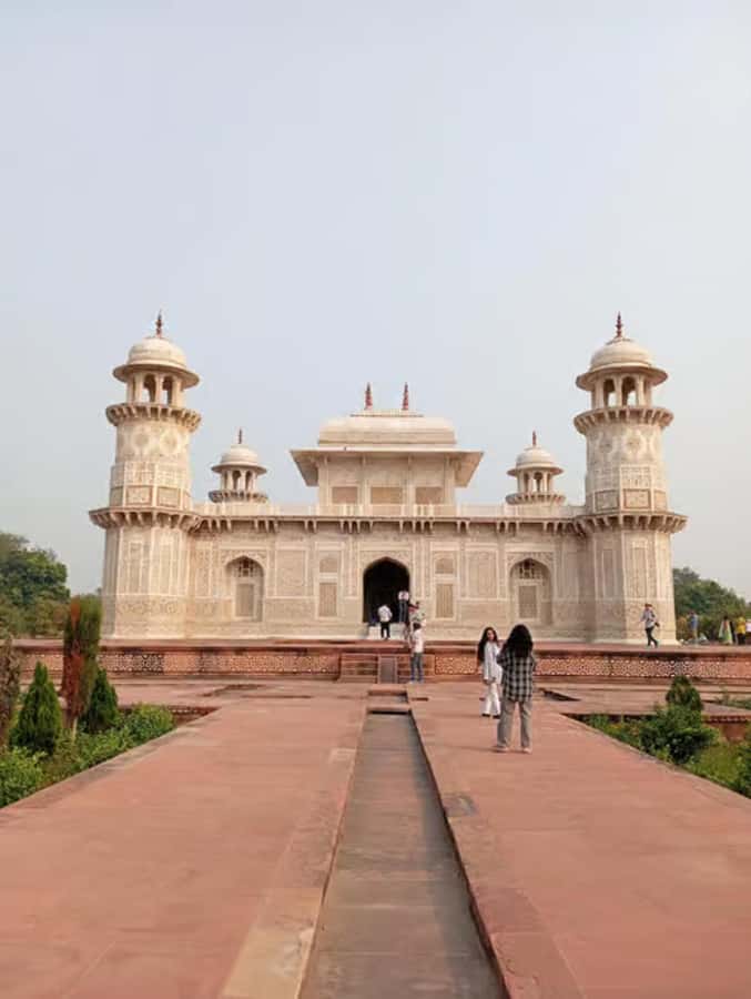 Agra: Taj Mahal Guided Tour with Fast Track Entry - Walking through the white marble mausoleum