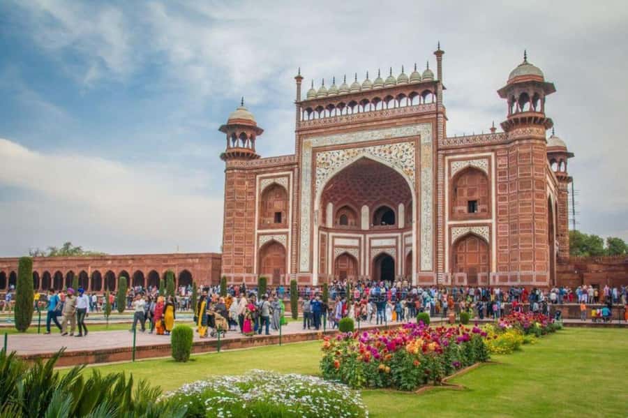 Agra: Taj Mahal Guided Tour with Fast Track Entry - Finding better photographs with guide help