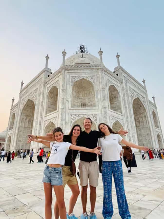 Agra: Taj Mahal Guided Tour with Fast Track Entry - Pickup in Agra and the ride to the monument