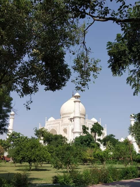 Agra: Taj Mahal Guided Tour with Photography & Rental Saree - Photography in traditional dress