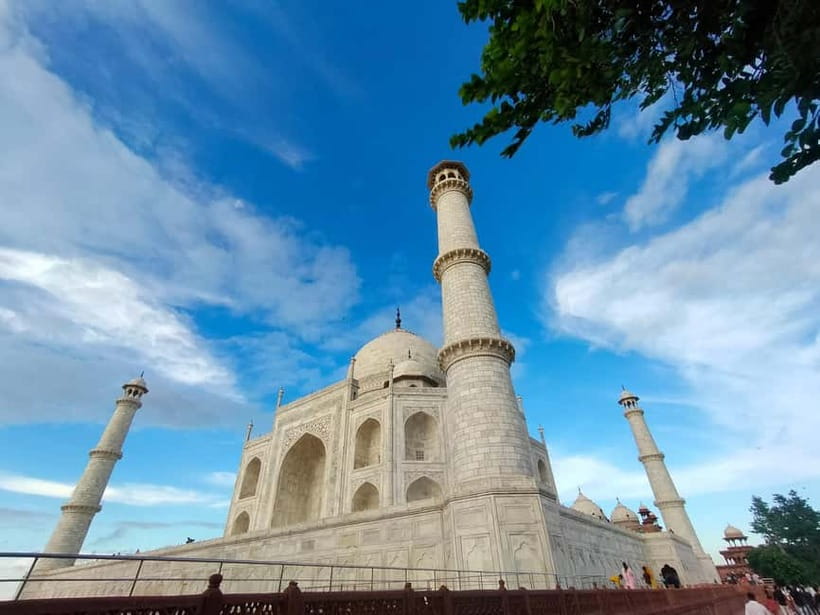 Agra: Taj Mahal Guided Tour with Photography & Rental Saree - A three-hour schedule that keeps moving