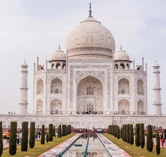 Agra: Taj Mahal Guided Tour with Photography & Rental Saree - What the guide adds