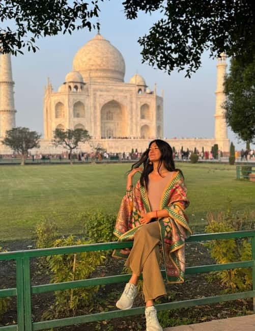 Agra: Taj Mahal Guided Tour with Photography & Rental Saree - Hotel pickup and a private car in Agra