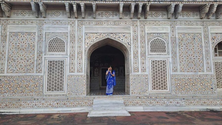 All-Inclusive Sunrise Taj Mahal, Agra Fort & Baby Taj Tour - A local lunch between the monuments