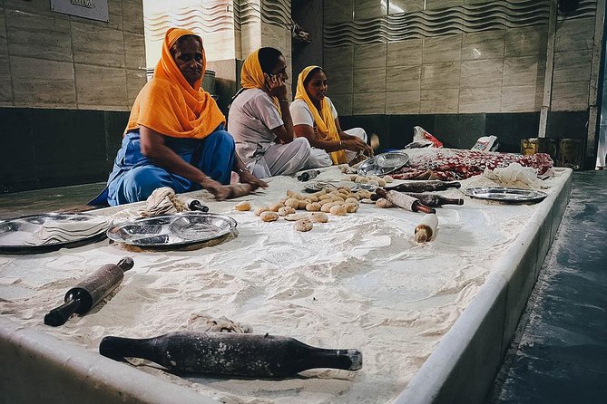 Chandni Chowk Delhi Food Tour with 15+ Tastings - Meeting your guide at Lal Qila Metro Station