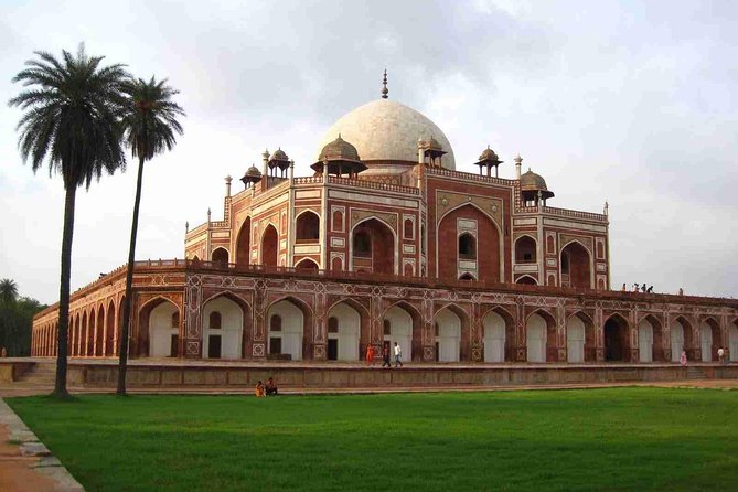 Delhi Agra Jaipur Tour -''Oberoi Special for 5 Nights - The road to Agra and the Taj city