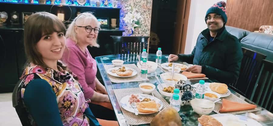 Delhi: AI Cooking Class and Much More in a Local Family Home - Arriving in Dwarka and receiving a traditional welcome