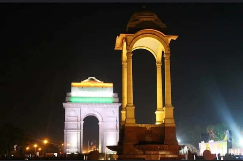Delhi: Akshardham Temple, India Gate & Safdarjung Night Tour - India Gate under the lights