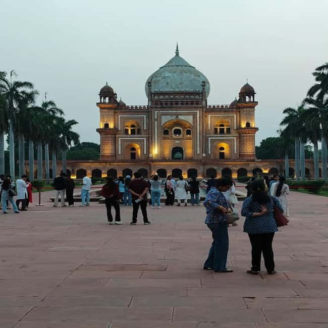 Delhi: Akshardham Temple, India Gate & Safdarjung Night Tour - Akshardham: carvings, courtyards and a night show