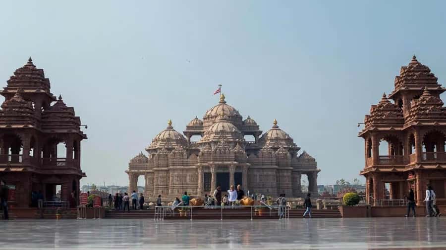 Delhi: Akshardham Temple Tour with Water & Light Show by Car - What the private car adds to the day