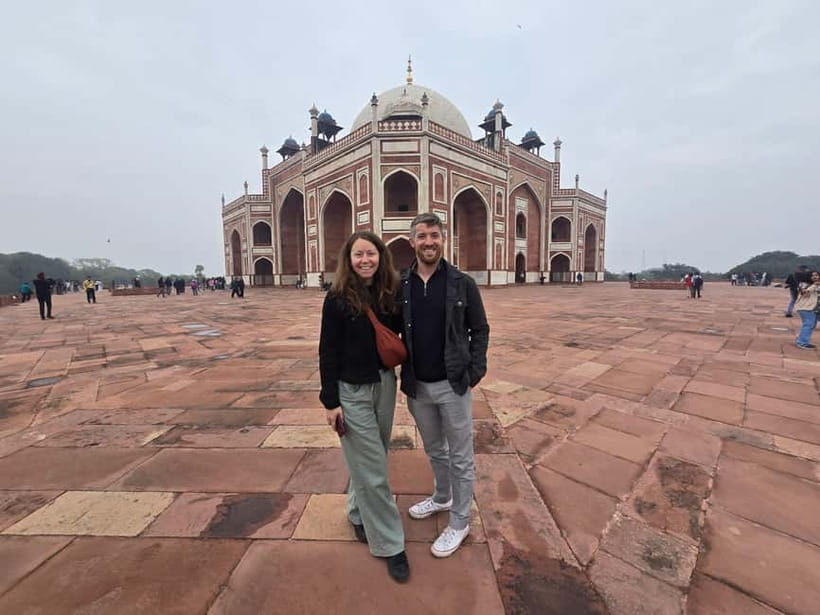 Delhi: Chandni Chowk & Spices Shoping Tour Through Tuk-Tuk - Gurudwara Sis Ganj Sahib and the Digambar Jain Temple