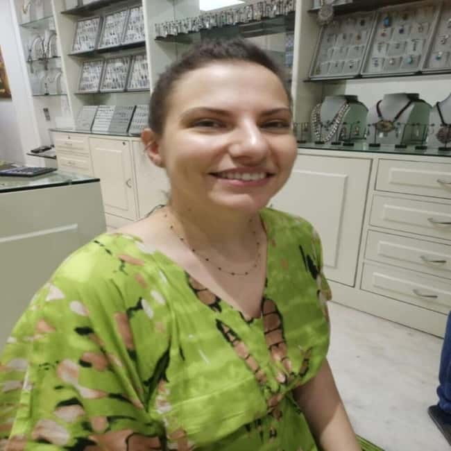 Delhi: Customized Shopping Tour with Female Consultant - Sarojini Nagar for low-cost western clothes