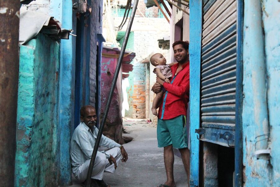 Delhi: Ethical Sanjay Colony Slum Tour - Meeting your guide and reaching the colony