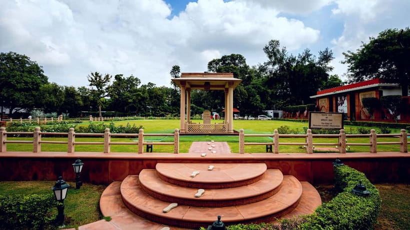 Delhi: Gandhi Museum & Raj Ghat Private Guided Tour - Raj Ghat and the quiet memorial garden