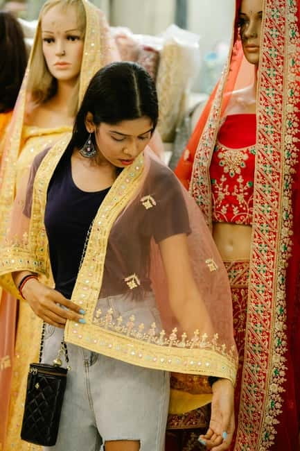 Delhi: Guided Shopping Tour Experience with Female Expert - Key points to know before you book