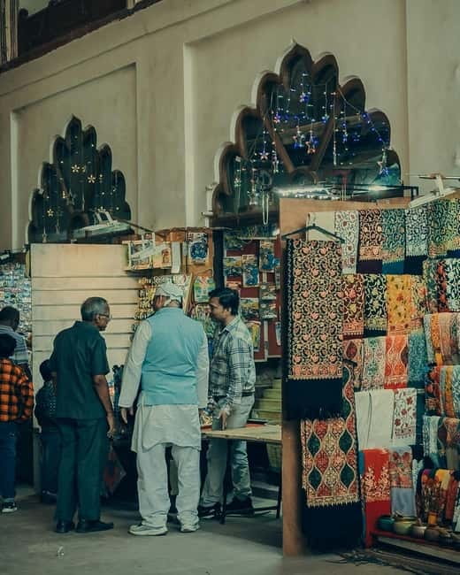 Delhi: Guided Shopping Tour Experience with Female Expert - Custom clothing, jewelry, and delivery help