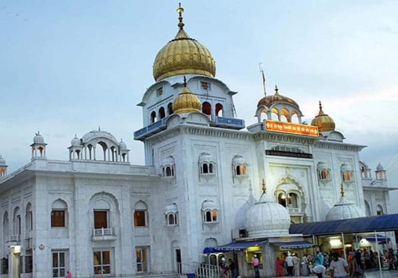 Delhi: Gurudwara Bangla Sahib - Faith, Culture and Peace - Meeting your guide at the temple entrance