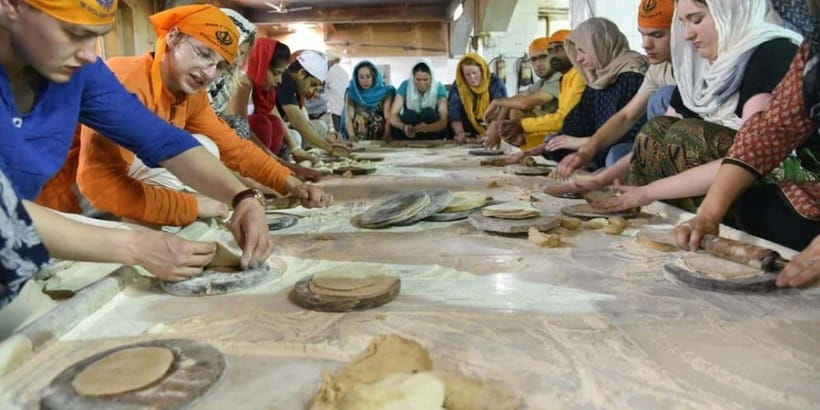 Delhi: Gurudwara Bangla Sahib Tour with Langar Meal - Why Gurudwara Bangla Sahib Feels Different