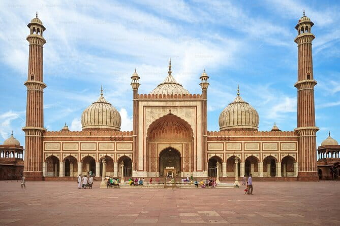 Delhi: Half day Old and New Delhi Tour on Iconic Landmarks - Smelling your way through Khari Baoli