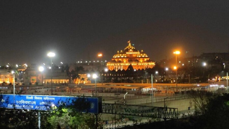 Delhi: Heritage Night Walking Tour with Food Tasting - What the private car adds to the price
