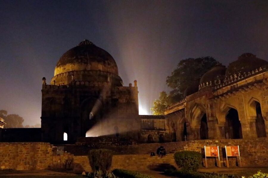 Delhi: Heritage Night Walking Tour with Food Tasting - Languages, group size, and the guide’s role