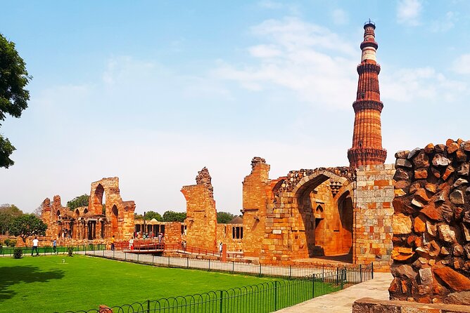 Delhi Local tour with Taj Mahal, 2 Days Tour (All inclusive) - Day one begins with Qutub Minar