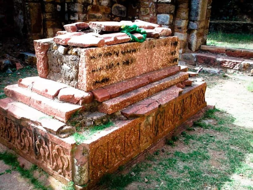 Delhi: Mehrauli Archaeological Park Tour with Hotel Pickup - Rajon Ki Baoli and the Logic of a Stepwell