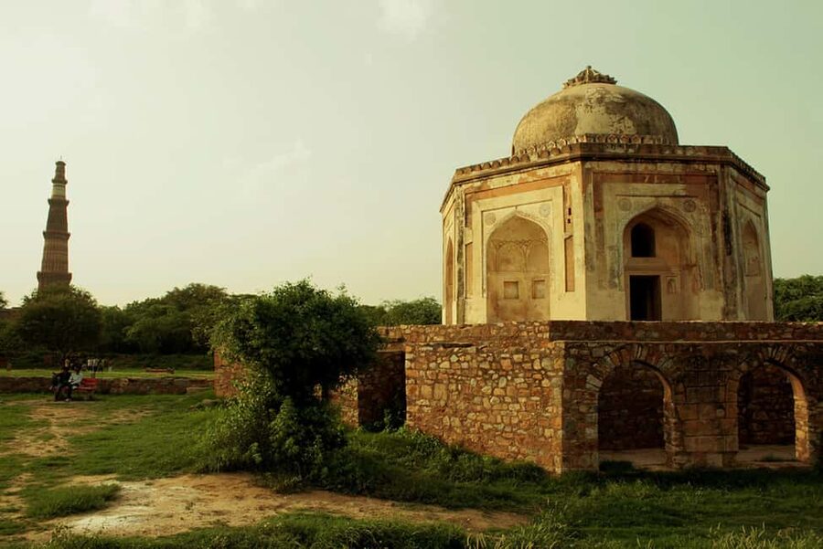 Delhi: Mehrauli Archaeological Park Tour with Qutub Minar - Walking into Mehrauli Archaeological Park