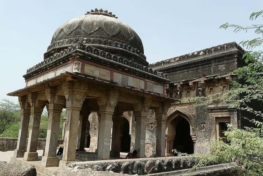 Delhi: Mehrauli Archaeological Park Tour with Qutub Minar - Who will get the most from it