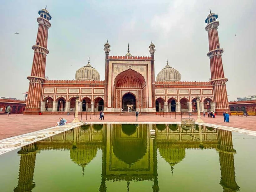 DELHI: NEW AND OLD SELF ITINERARY FULL DAY OR HALF DAY TOUR - Bangla Sahib and the Sikh tradition of service