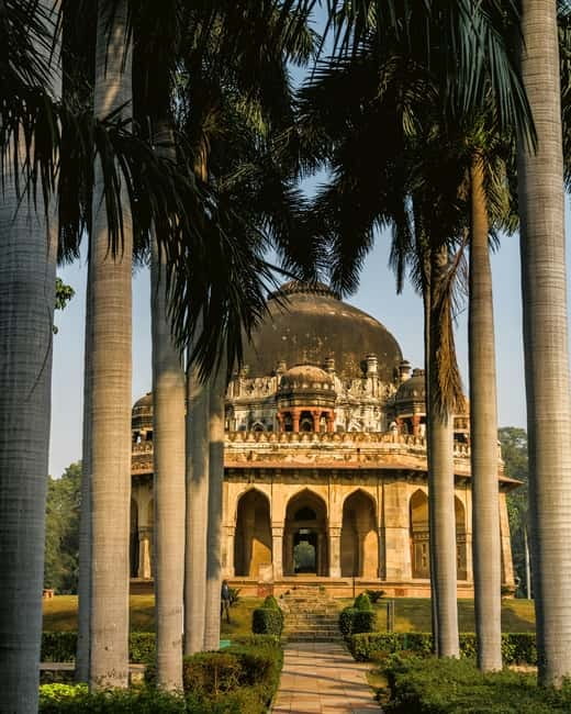 Delhi: New & Old Delhi Private Half or Full-Day Tour - Bangla Sahib Gurudwara and the spiritual side of Delhi