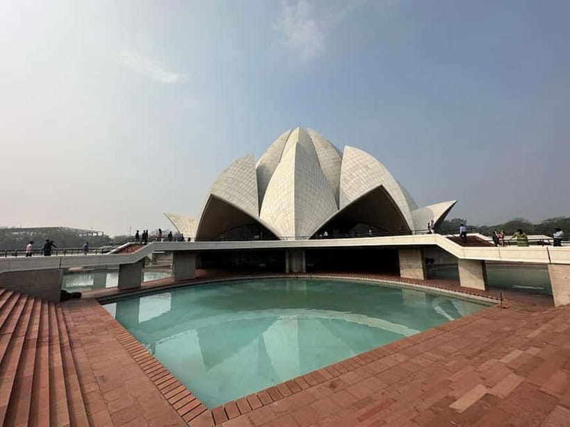 Delhi: Old and New Delhi Guided Full- or Half-Day Tour - New Delhi: India Gate and the government quarter