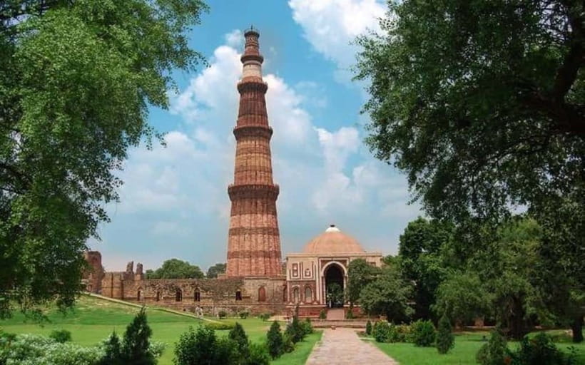 Delhi: Old and New Delhi Private City Tour by Car - India Gate, Parliament House, and Rashtrapati Bhavan