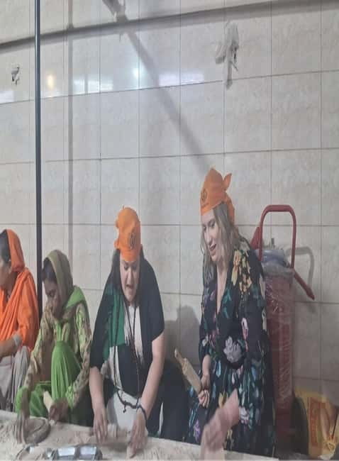 DELHI: Old And New Delhi Private Guided Tour With Entrances - Why this route works for a first day in Delhi