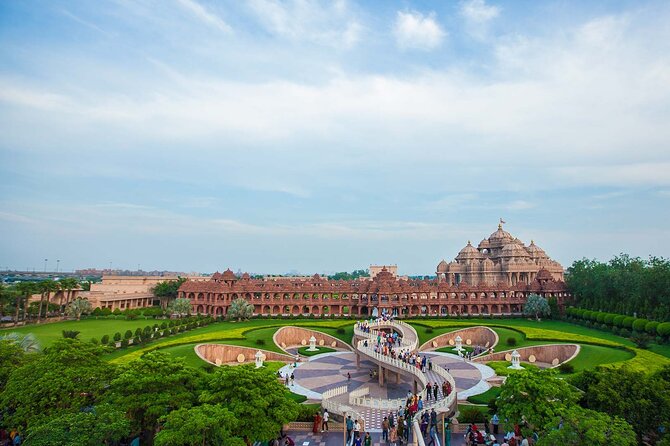Delhi: Old & New Delhi Full or Half Day Tour - Gurudwara Bangla Sahib and the langar kitchen