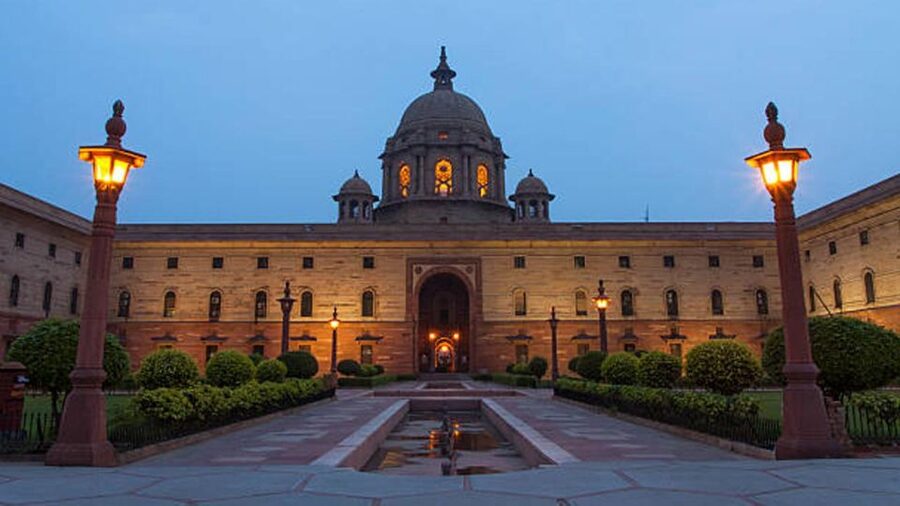 Delhi : Private Delhi Evening(Night) Tour by Car - 4 hours - India Gate, the most photogenic first stop
