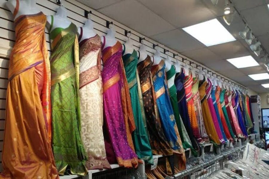 Delhi: Private Guided Shopping Tour in A/C car with transfer - Safety, bargaining, and shopping with confidence