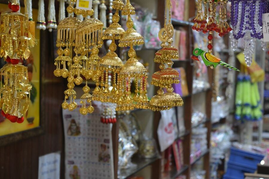 Delhi: Private Half-Day Guided Shopping Tour with Transfer - Guides who add value in the markets