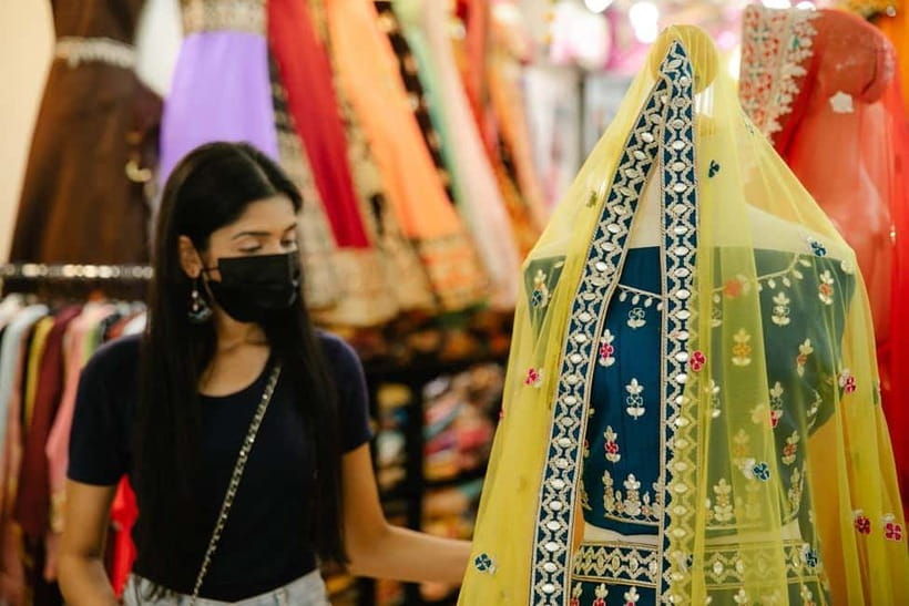 Delhi: Private Half-Day Shopping Tour with Guide & Transfers - Dilli Haat: a calmer place for Indian handicrafts