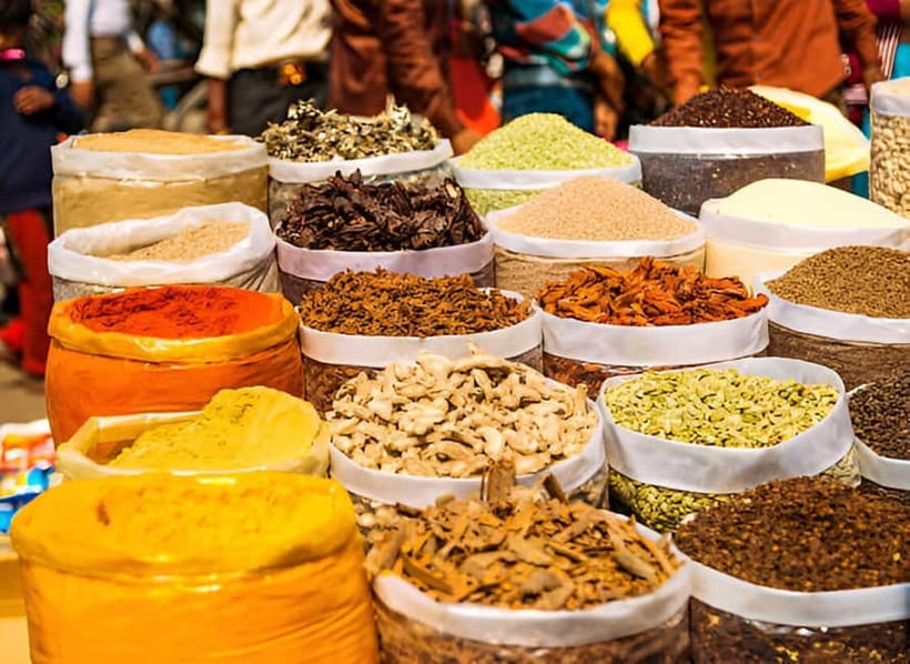 Delhi: Private Shopping Tour with a Local Guide and Transfer - Guides, languages, and personal service