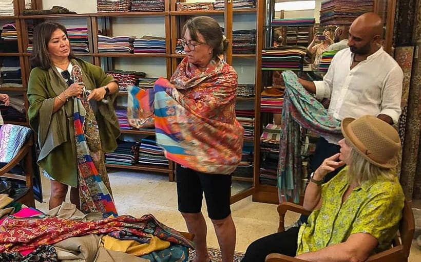 Delhi: Private Shopping Tour with a Local Guide and Transfer - Who should book this experience