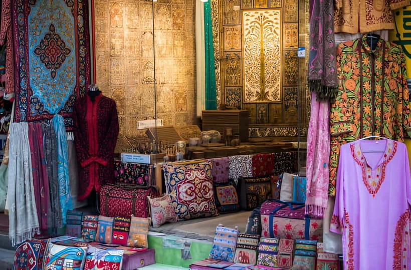 Delhi: Private Shopping Tour with a Local Guide and Transfer - Pickup across Delhi-NCR
