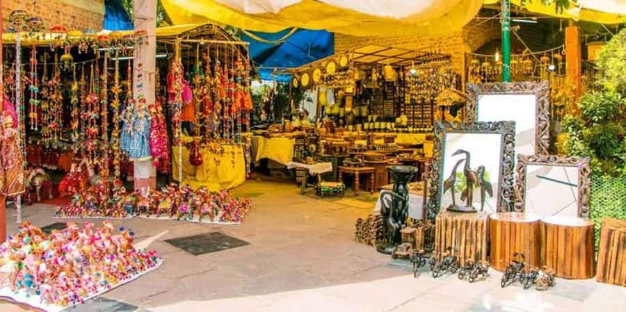 Delhi: Private Shopping Tour with Guide and Transfer - Starting with hotel pickup and a private car