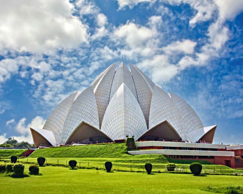 Delhi: Private Spiritual Sites Car Tour with Lunch and Entry - Chandni Chowk by rickshaw