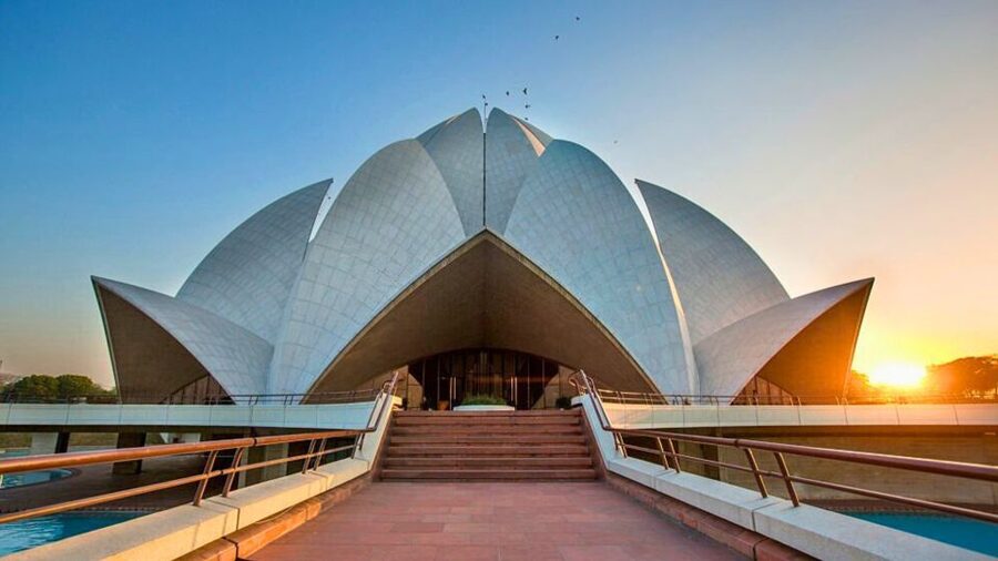 Delhi: Private Spiritual Sites Car Tour with Lunch and Entry - Lunch breaks up the sightseeing