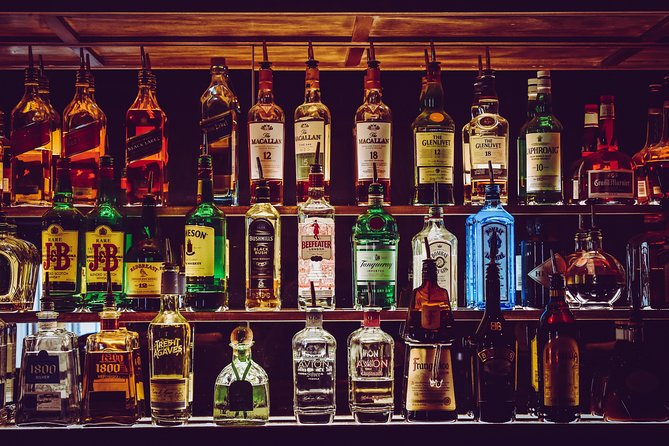 Delhi: Pub Crawl (3 Hours Guided Bar Hopping Tour) - What happens at the first pub